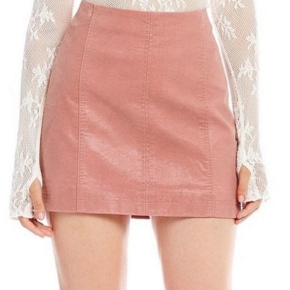 Free Pople Moden Femme Vegan Leather Mini Skirt Size 6 - Picture 1 of 7
